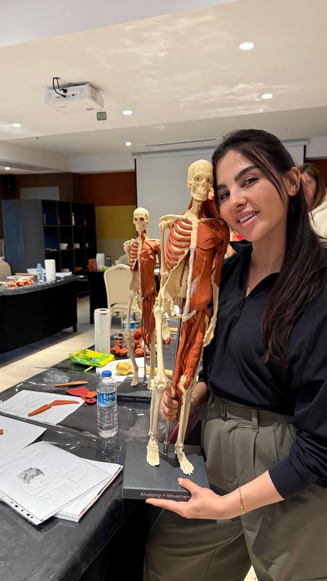 Sabriye Akdeniz anatomi eğitiminde, kas ve iskelet modelinin yanında